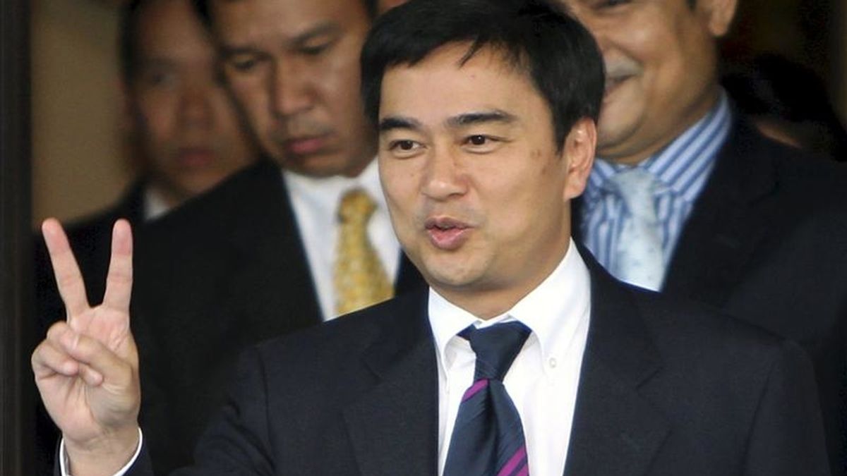El primer ministro tailandés, Abhisit Vejjajiva, realiza el símbolo de la victoria mientras sale de la Casa de Gobierno en Bangkok, Tailandia. EFE