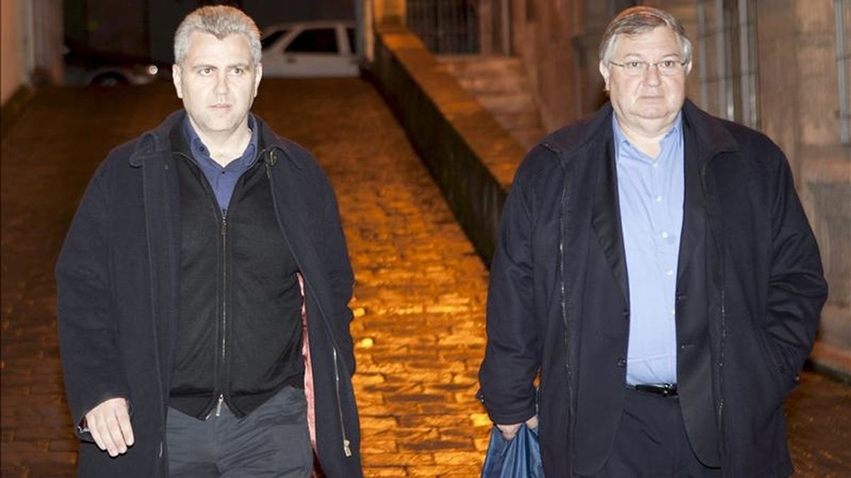 El presidente de Unión Mallorquina, partido disuelto y renombrado Convergència per les Illes Balears, Josep Meliá (i), junto al secretario general Joan Monjo, llegan el pasado lunes a los juzgados de instrucción de Palma citados por el juez que investiga la "operación picnic" por presunta malversación de fondos púbicos. EFE El presidente de Unión Mallorquina, partido disuelto y renombrado Convergència per les Illes Balears, Josep Meliá (i), junto al secretario general Joan Monjo, llegan el pasado lunes a los juzgados de instrucción de Palma citados por el juez que investiga la "operación picnic" por presunta malversación de fondos púbicos. EFE