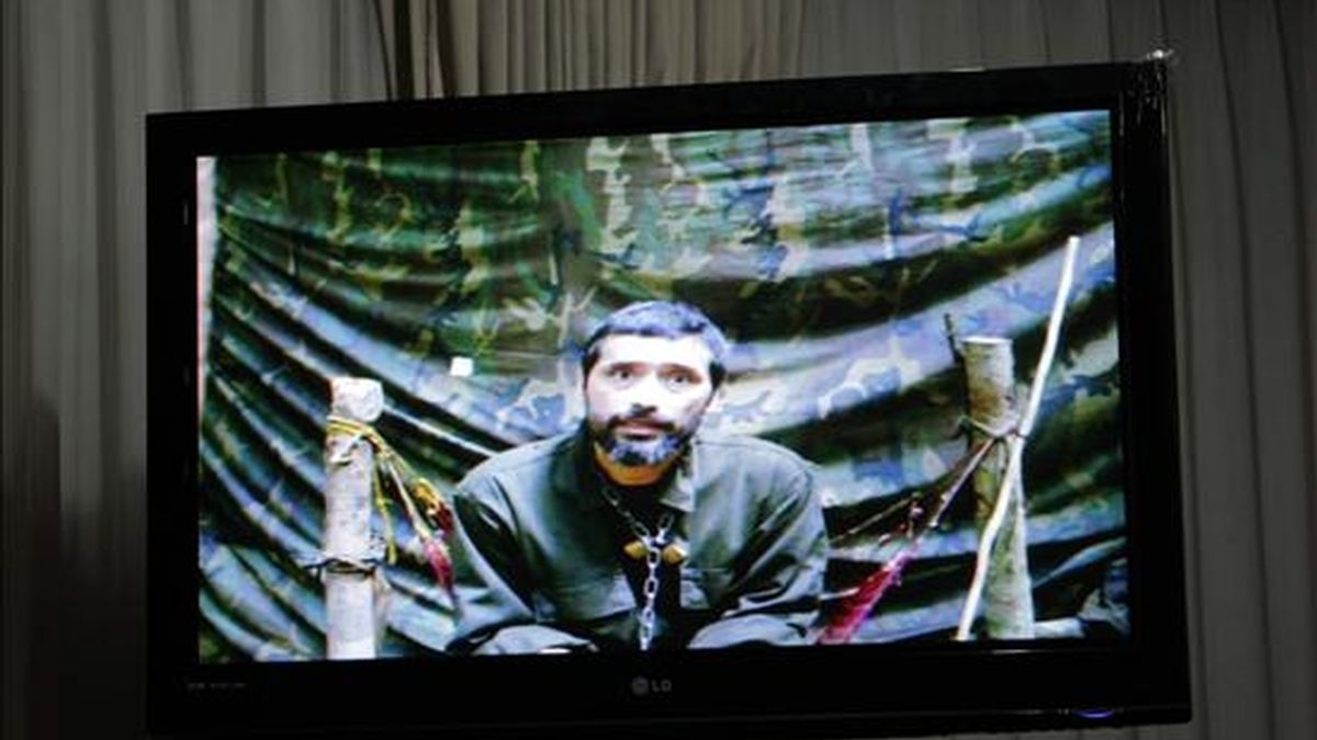 El policía secuestrado hace 11 años Jorge Trujillo Solarte aparece en un video que constituye una de las pruebas de vida que las FARC hacen llegar a las familias y a los medios de comunicación. EFE/Archivo