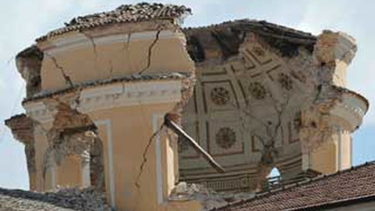 La cúpula de la iglesia de Santa María de las Ánimas parcialmente destruída tras el terremoto que ha asolado la región italiana de L'Aquila. FOTO: EFE