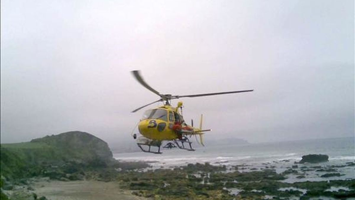 Fotografía de archivo del pasado 3 de mayo de un helicoptero del cuerpo de los Bomberos de Asturias realizando tareas de búsqueda de una persona desaparecida. EFE/Archivo