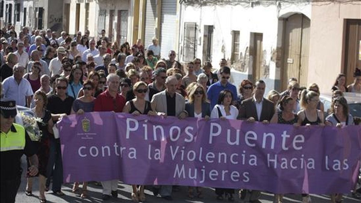 Alrededor de un centenar de personas en la manifestación que el pasado viernes recorrió las calles de la localidad granadina de Pinos Puente para mostrar su repulsa ante la última víctima de violencia machista. EFE