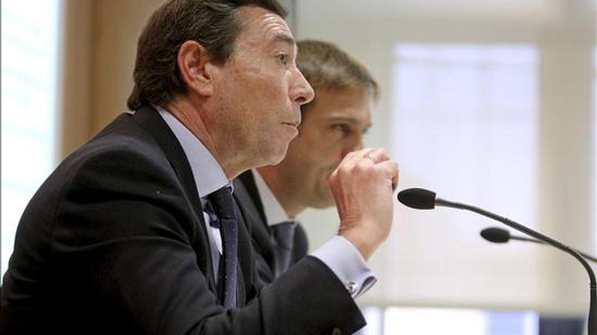 El conseller de Infraestructuras y Transporte, Mario Flores (i), acompañado por el director general de Energía, Antonio Cejalvo, ha presentado hoy el balance de datos energéticos de la Comunidad Valenciana del año 2009, que ha elaborado la Agencia Valenciana de la Energía (Aven). EFE El conseller de Infraestructuras y Transporte, Mario Flores (i), acompañado por el director general de Energía, Antonio Cejalvo, ha presentado hoy el balance de datos energéticos de la Comunidad Valenciana del año 2009, que ha elaborado la Agencia Valenciana de la Energía (Aven). EFE