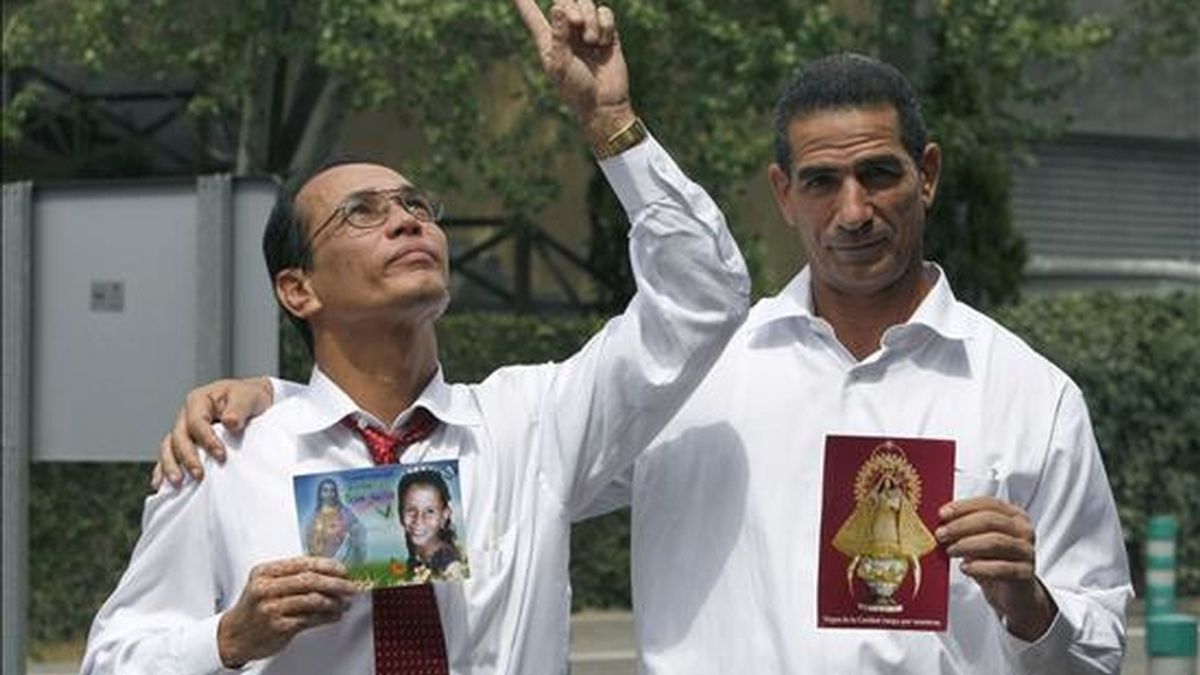Fotografía del pasado 19 de agosto en la que se registró a los presos políticos cubanos Juan Carlos Herrera (i) y Fabio Prieto a su llegada a Madrid, tras ser excarcelados en Cuba. La Iglesia católica de la isla anunció la próxima excarcelación de otros tres presos políticos. EFE/Archivo Fotografía del pasado 19 de agosto en la que se registró a los presos políticos cubanos Juan Carlos Herrera (i) y Fabio Prieto a su llegada a Madrid, tras ser excarcelados en Cuba. La Iglesia católica de la isla anunció la próxima excarcelación de otros tres presos políticos. EFE/Archivo