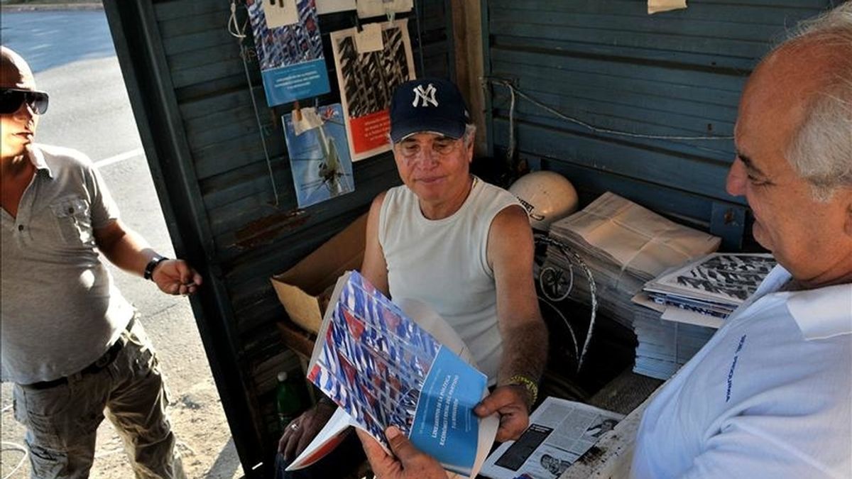 Un hombre compra en La Habana, el folleto que contiene los "Lineamientos de la Política Económica y Social del Partido y la Revolución", como se denomina al plan de reformas económicas del Gobierno de Raúl Castro para "actualizar" el socialismo cubano. EFE