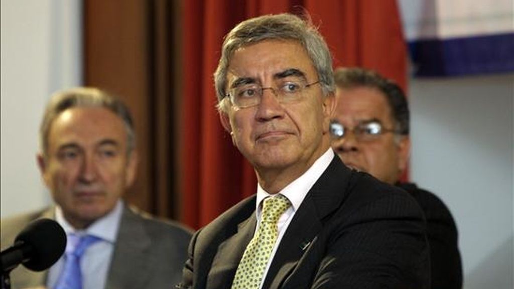El rector de la Universidad Nacional de Educación a Distancia (Uned) de España, Juan Gimeno (c), escucha a su homólogo de la Universidad del Cauca, Danilo Reynaldo Vivas (fuera de cuadro), este 21 de septiembre, en Bogotá, durante la presentación de la Cátedra de la Paz, gestionada por la Red Internacional de Universidades por la Paz (Rediunipaz). EFE El rector de la Universidad Nacional de Educación a Distancia (Uned) de España, Juan Gimeno (c), escucha a su homólogo de la Universidad del Cauca, Danilo Reynaldo Vivas (fuera de cuadro), este 21 de septiembre, en Bogotá, durante la presentación de la Cátedra de la Paz, gestionada por la Red Internacional de Universidades por la Paz (Rediunipaz). EFE