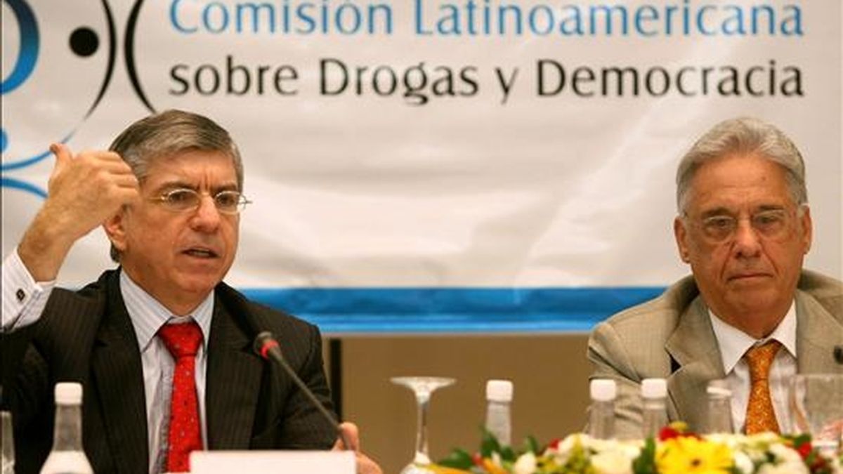 Los ex presidentes Fernando Henrique Cardoso, de Brasil, y César Gaviria, de Colombia, participan en una reunión de la Comisión Latinoamericana sobre Drogas y Democracia que se lleva a cabo en Rio de Janeiro (Brasil). EFE