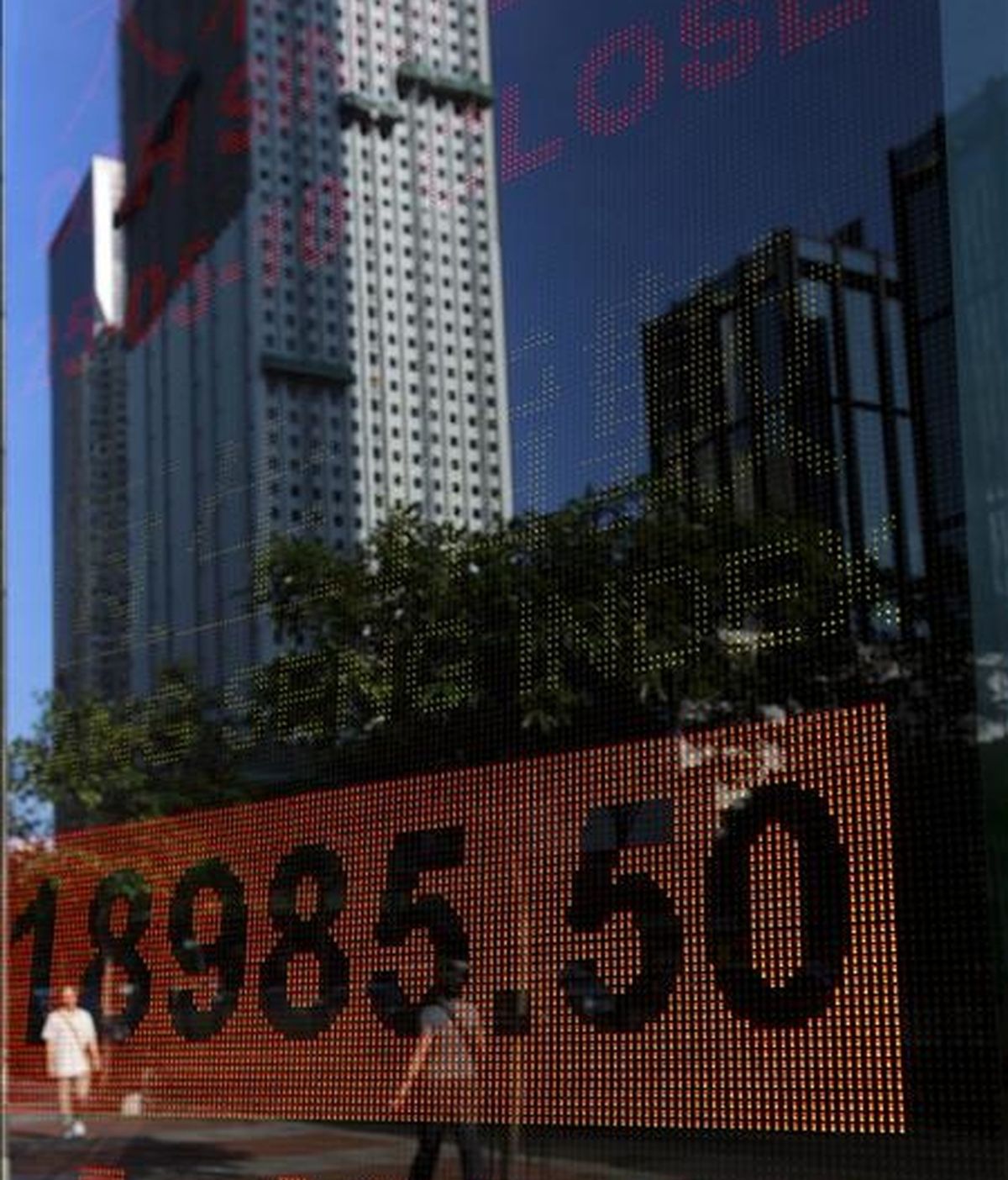 Un tablero electrónico muestra los resultados del índice Hang Seng de la Bolsa de Hong Kong. EFE/Archivo