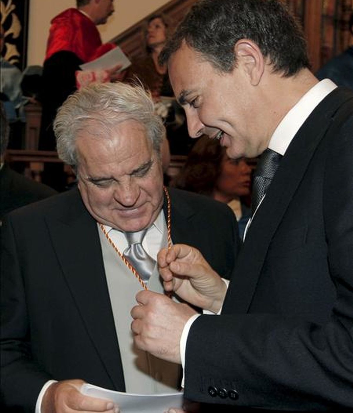El presidente del Gobierno, José Luis Rodríguez Zapatero (d), conversa con el escritor barcelonés Juan Marsé, al finalizar el acto en el que éste recibió el Premio Cervantes, máximo galardón de las letras hispanas, hoy en el Paraninfo de la Universidad de Alcalá de Henares. EFE