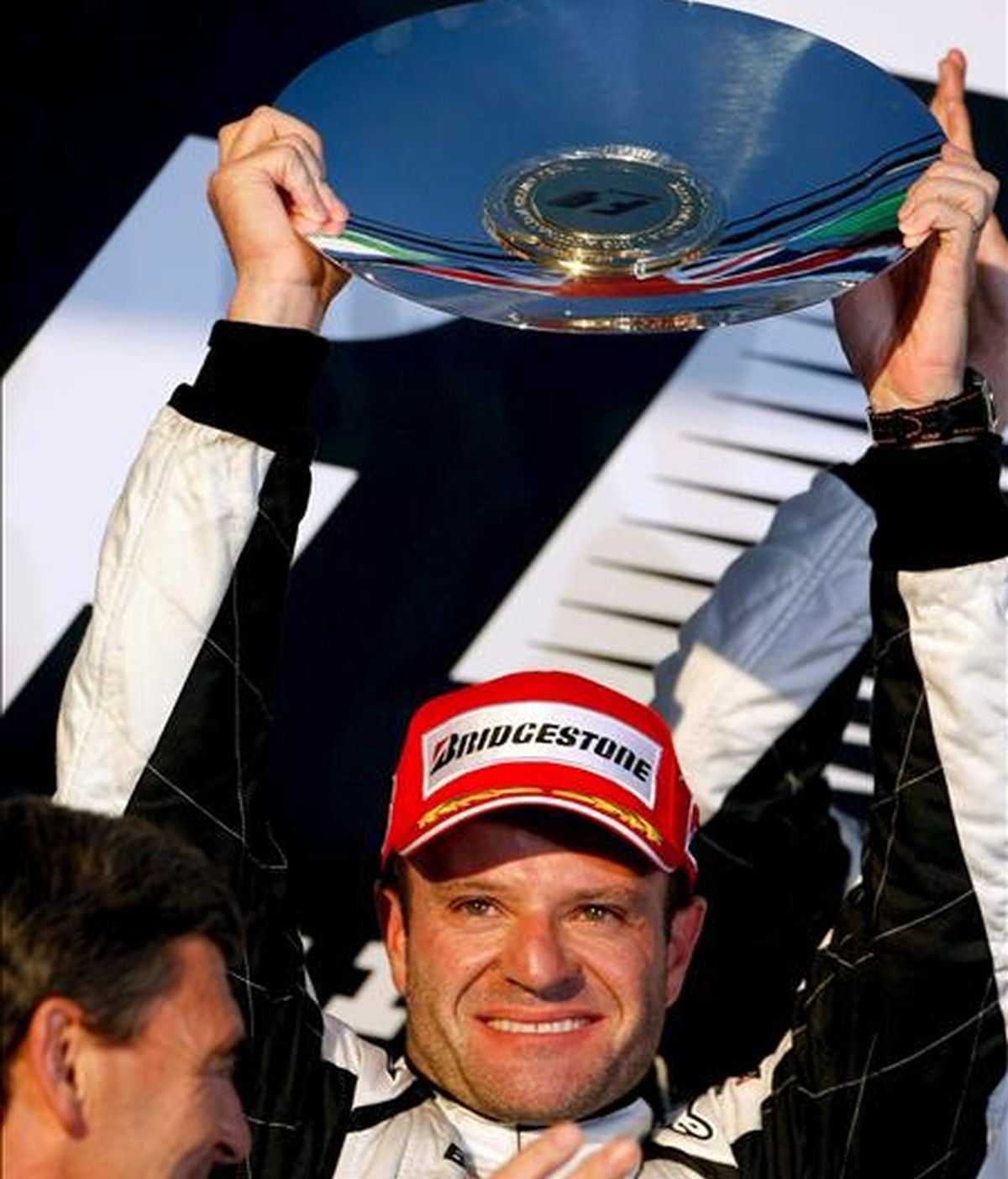 El piloto de Fórmula Uno Rubens Barrichello, de Brawn GP, asegura que tiene un monoplaza para luchar por el título mundial. En la imagen, Barrichello
celebra tras acabar segundo en el Gran Premio de Australia. EFE/Archivo