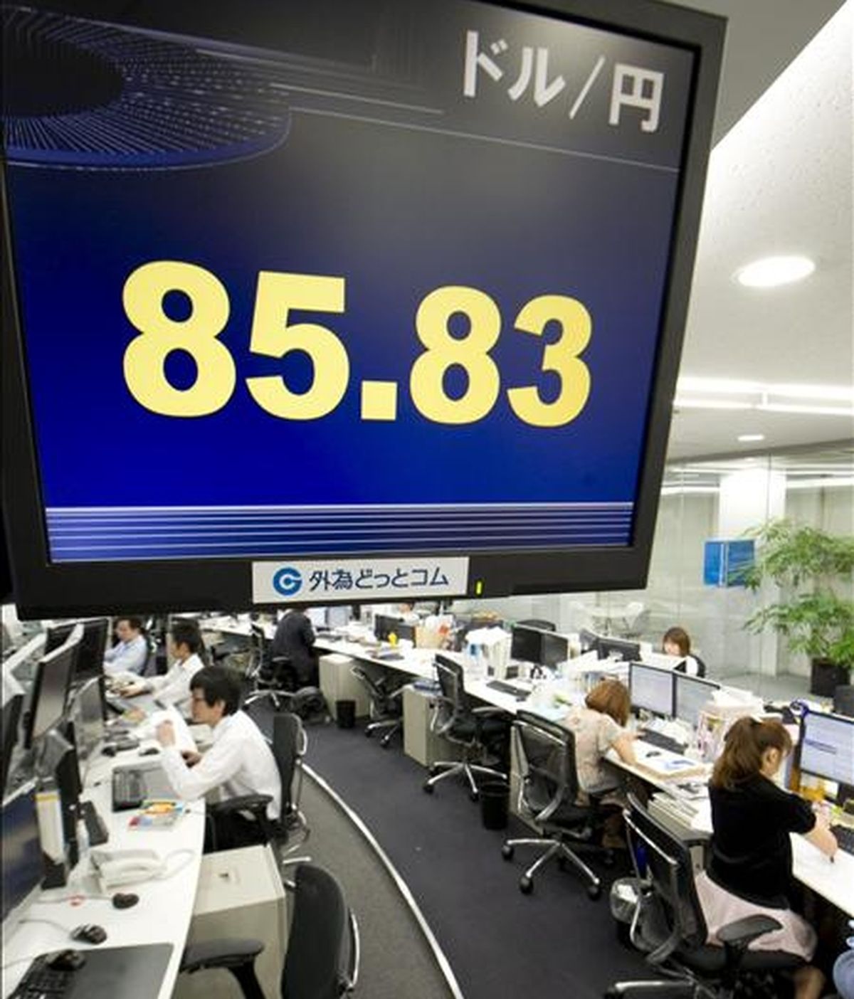 Varios agentes de bolsa japoneses bajo una pantalla que muestra la cotización del dólar frente al yen en una empresa de corretaje del centro de Tokio. EFE/Archivo