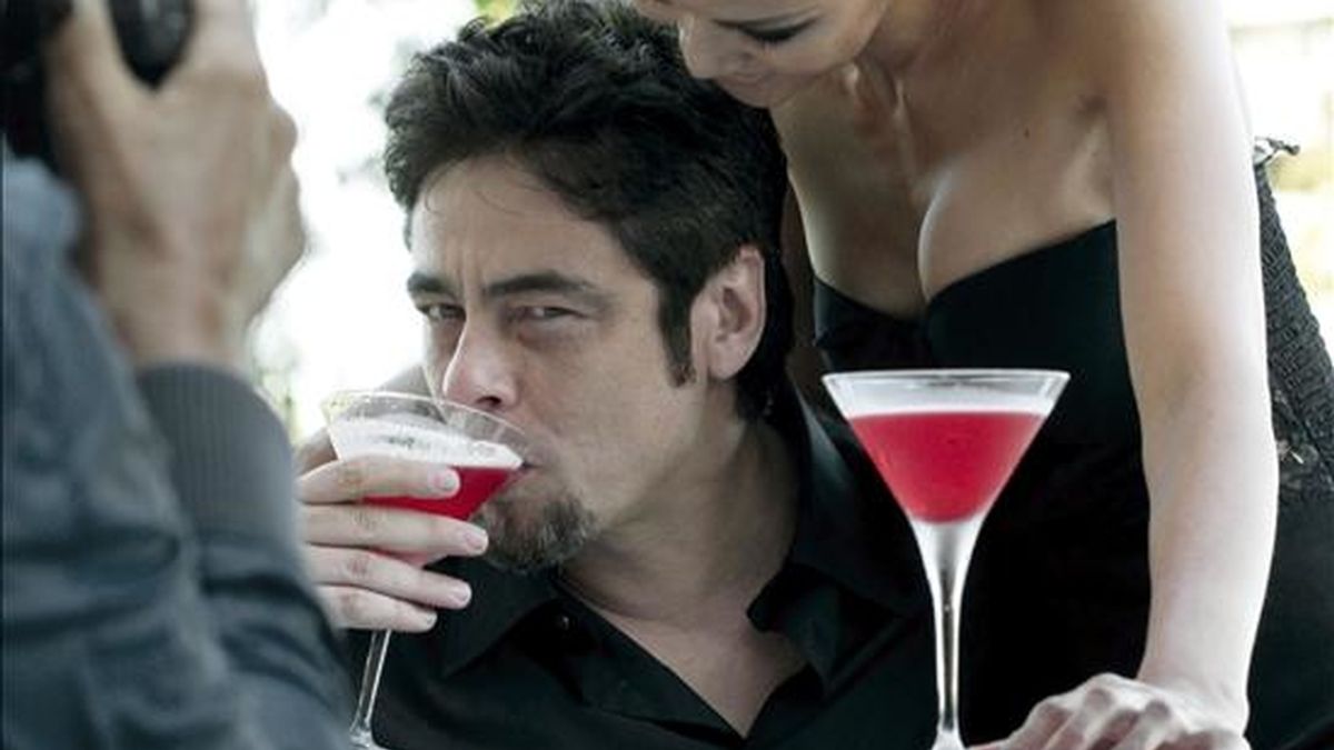 El intérprete de "Che", Benicio del Toro, será el primer hombre que protagonice en 150 años de historia de la empresa de bebidas el Calendario Campari, que dedica su almanaque de 2011 a imágenes del actor portorriqueño tomadas por el fotógrafo Michel Comte en una campaña titulada "The red affair". EFE El intérprete de "Che", Benicio del Toro, será el primer hombre que protagonice en 150 años de historia de la empresa de bebidas el Calendario Campari, que dedica su almanaque de 2011 a imágenes del actor portorriqueño tomadas por el fotógrafo Michel Comte en una campaña titulada "The red affair". EFE
