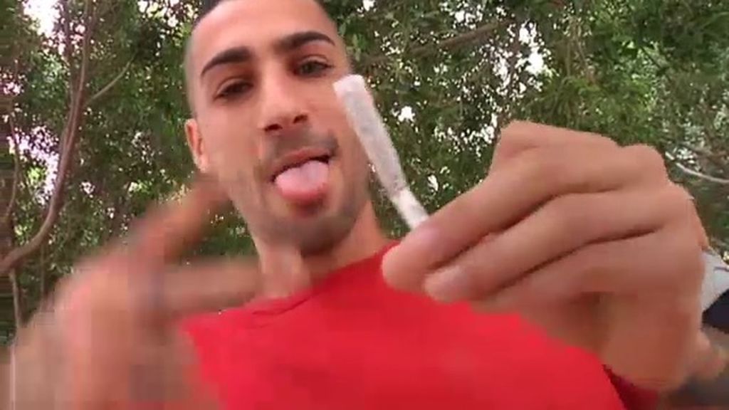 Un joven se “lía” un porro