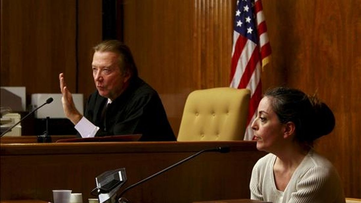 María José Carrascosa, la española encarcelada en Estados Unidos desde hace casi tres años por un litigio por la custodia de su hija, declara ante el juez Donald Venezia (i) el pasado martes. EFE María José Carrascosa, la española encarcelada en Estados Unidos desde hace casi tres años por un litigio por la custodia de su hija, declara ante el juez Donald Venezia (i) el pasado martes. EFE