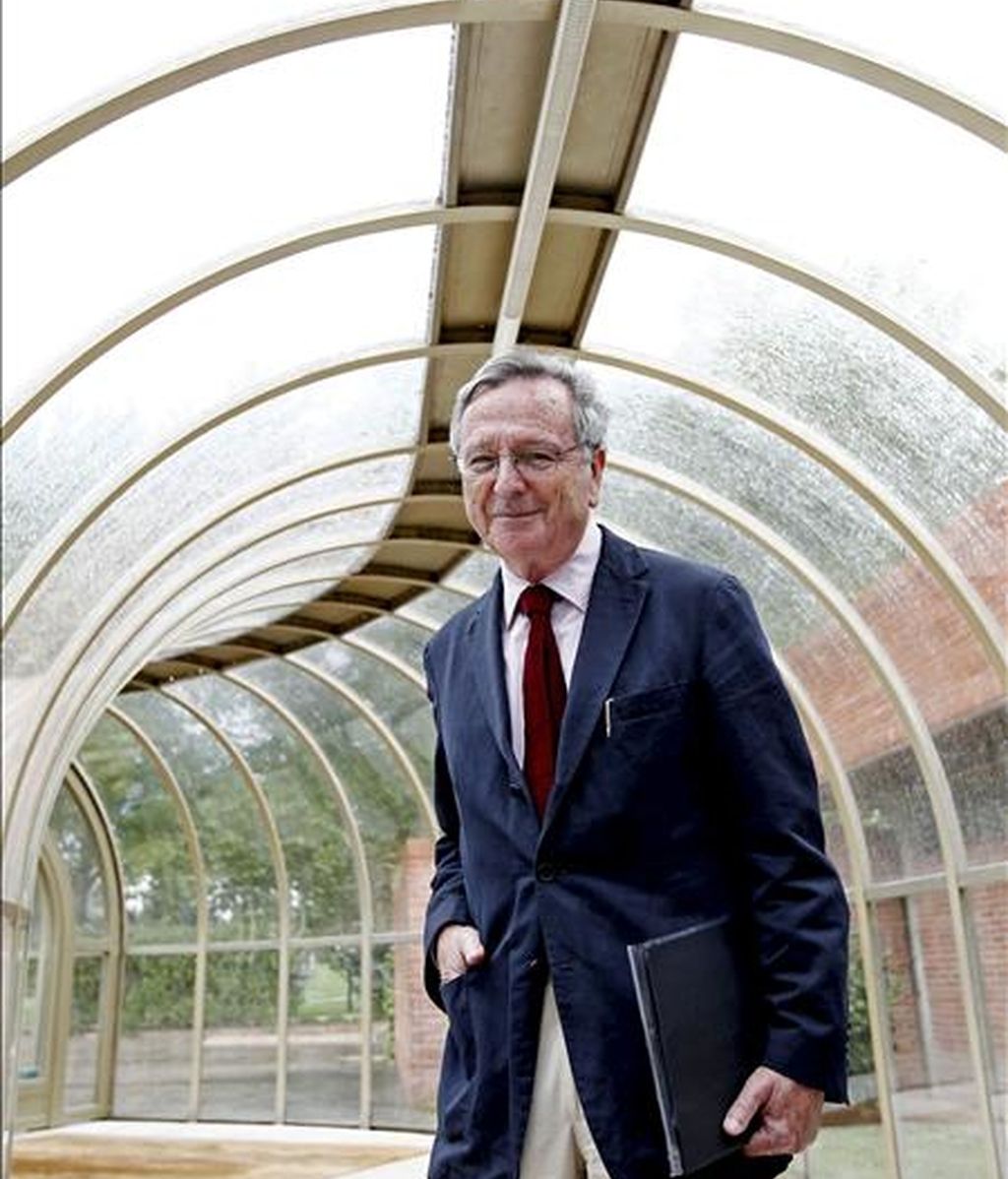 Rafael Moneo considera que sería bueno que la crisis devolviera la racionalidad a la arquitectura. Imagen de archivo del arquitecto en la entrada de la Escuela de Arquitectura de la Universidad de Navarra. EFE/Archivo