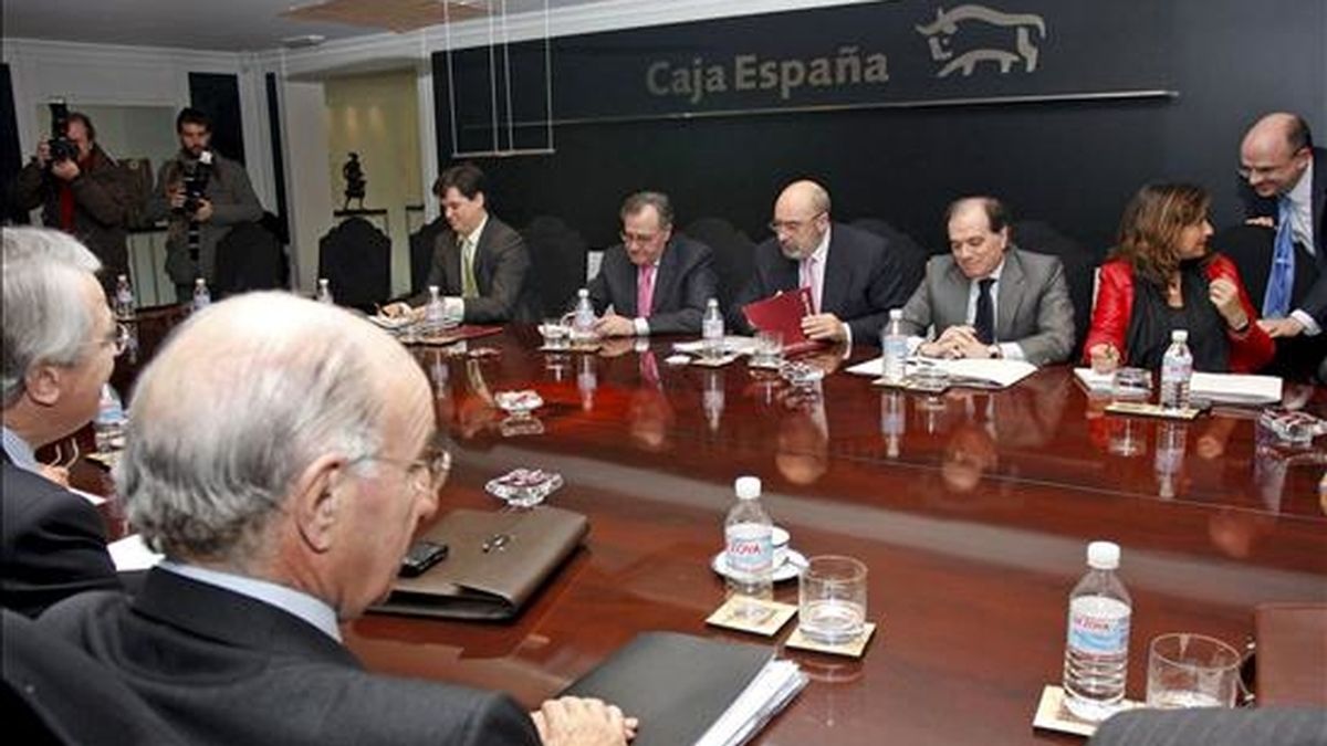 El consejero de Economía de la Junta, Tomás Villanueva (2d); el presidente de la Federación de Cajas Ahorros, José María Arribas (3d), y el prediente de Caja Burgos, Julio Fermoso (i), durante la reunión que mantuvieron en Valladolid. EFE