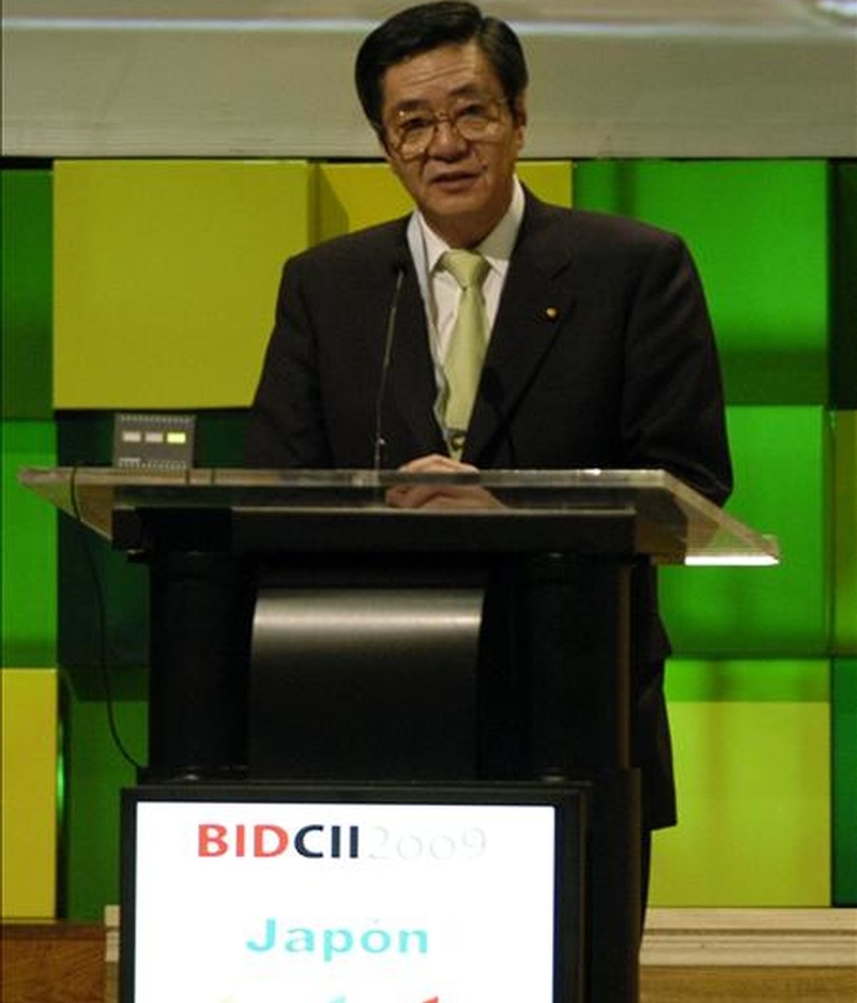 El viceministro de Economía y Finanzas de Japón, Wataru Takeshita, habla durante la segunda sesión plenaria de gobernadores de la 50 Asamblea Anual del BID, que se lleva a cabo en Medellín. EFE