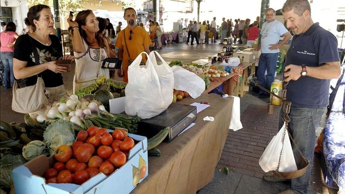 Imagen de un mercado callejero de frutas y verduras. EFE/Archivo