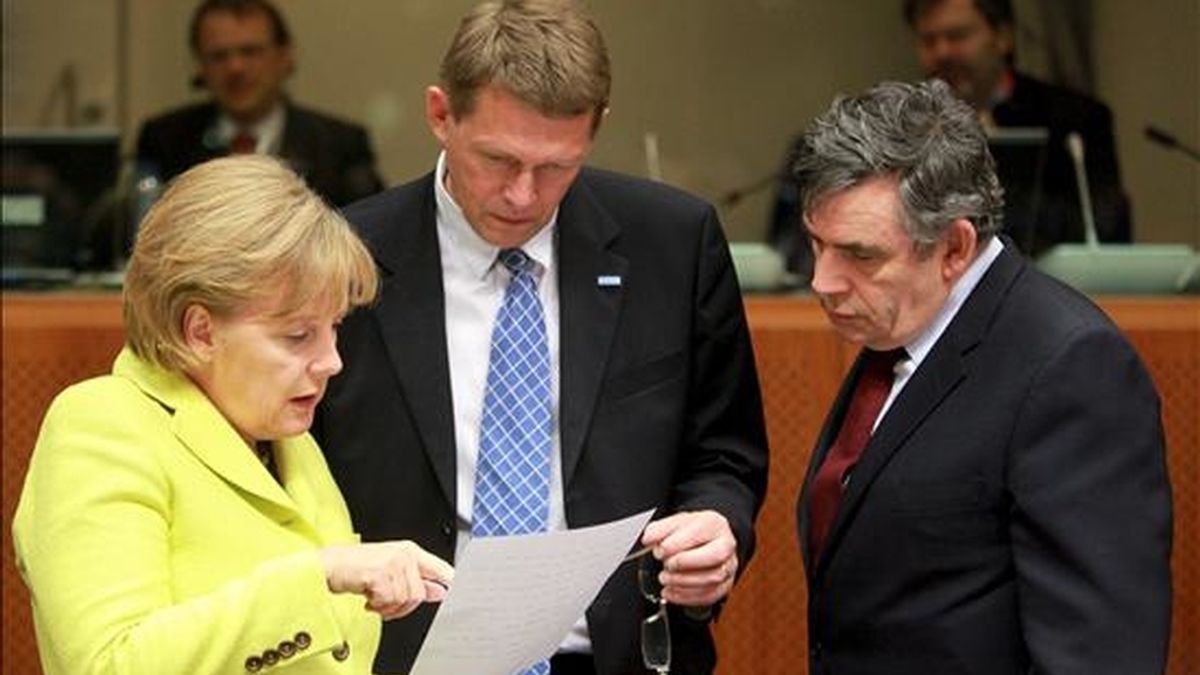 La canciller alemana, Angela Merkel (izq), conversa con el primer ministro finlandés, Matti Vanhanen (c), y con el primer ministro británico, Gordon Brown, en Bruselas. EFE