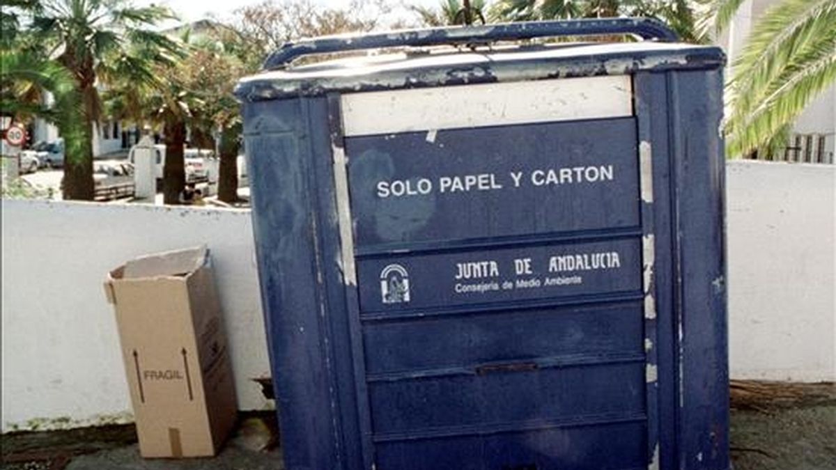 Fotografía de archivo del 24 de enero de 2003 del contenedor (en la imagen) donde fueron encontrados solicitudes de exploración por radiografía en la Comarca de La Janda, en Vejer de la Frontera (Cádiz). EFE/Archivo