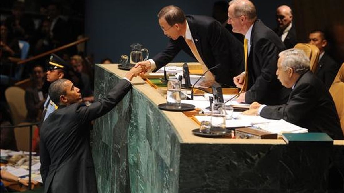 El presidente de Estados Unidos, Barack Obama (i), saluda al Secretario General de la ONU, Ban Ki-moon (c), después de su discurso en la cumbre de revisión de los Objetivos de Desarrollo del Milenio celebrada en la sede de las Naciones Unidas en Nueva York (EEUU). EFE