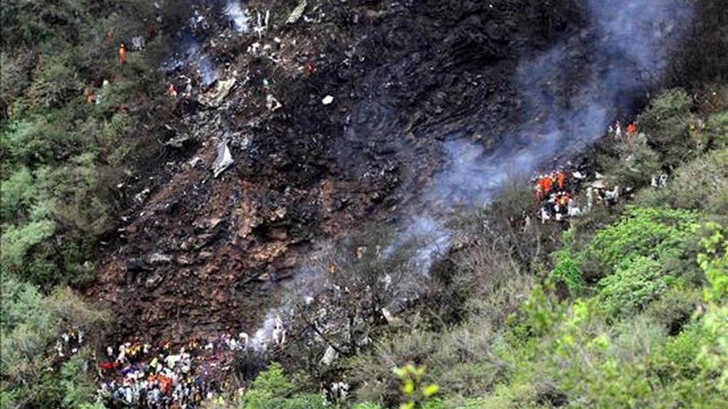 Vista de los restos de un avión que se estrelló el pasado 28 de julio, en las Colinas de Margala de Islamabad, (Paquistán). EFE/Archivo Vista de los restos de un avión que se estrelló el pasado 28 de julio, en las Colinas de Margala de Islamabad, (Paquistán). EFE/Archivo