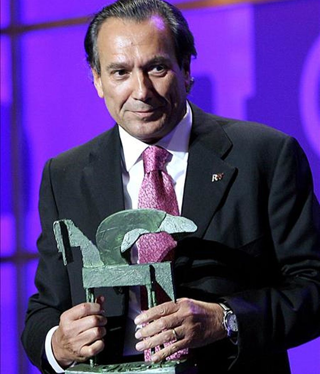 El empresario Justo Molinero, de radio Teletaxi, con el premio Ondas que se le otorgó en 2006 por su trayectoria o labor profesional más destacada, durante la entrega de la LIII edición de esos premios celebrada en Barcelona. EFE/Archivo El empresario Justo Molinero, de radio Teletaxi, con el premio Ondas que se le otorgó en 2006 por su trayectoria o labor profesional más destacada, durante la entrega de la LIII edición de esos premios celebrada en Barcelona. EFE/Archivo