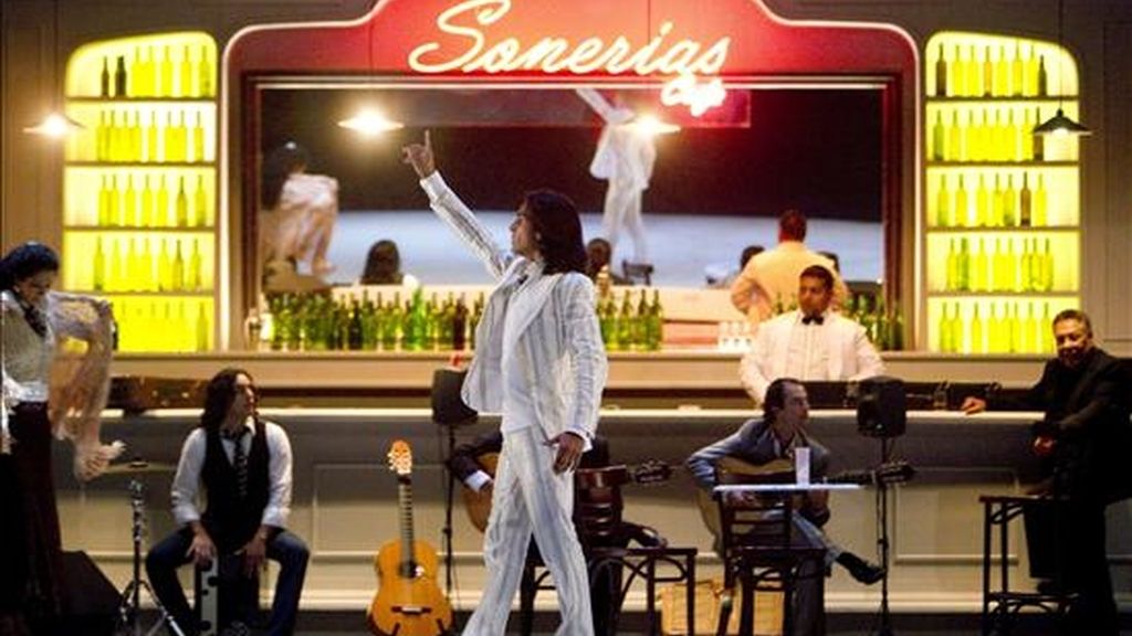 El bailaor Juan Manuel Fernández Montoya, "Farruquito", durante el pase gráfico horas antes del estreno del espectáculo "Sonerías", una obra de fusiones y sensibilidades artísticas dentro del marco flamenco, con el que se presenta en la XVI Bienal de Flamenco, Sevilla 2010, y que ha tenido lugar en el Teatro de la Maestranza de Sevilla. EFE