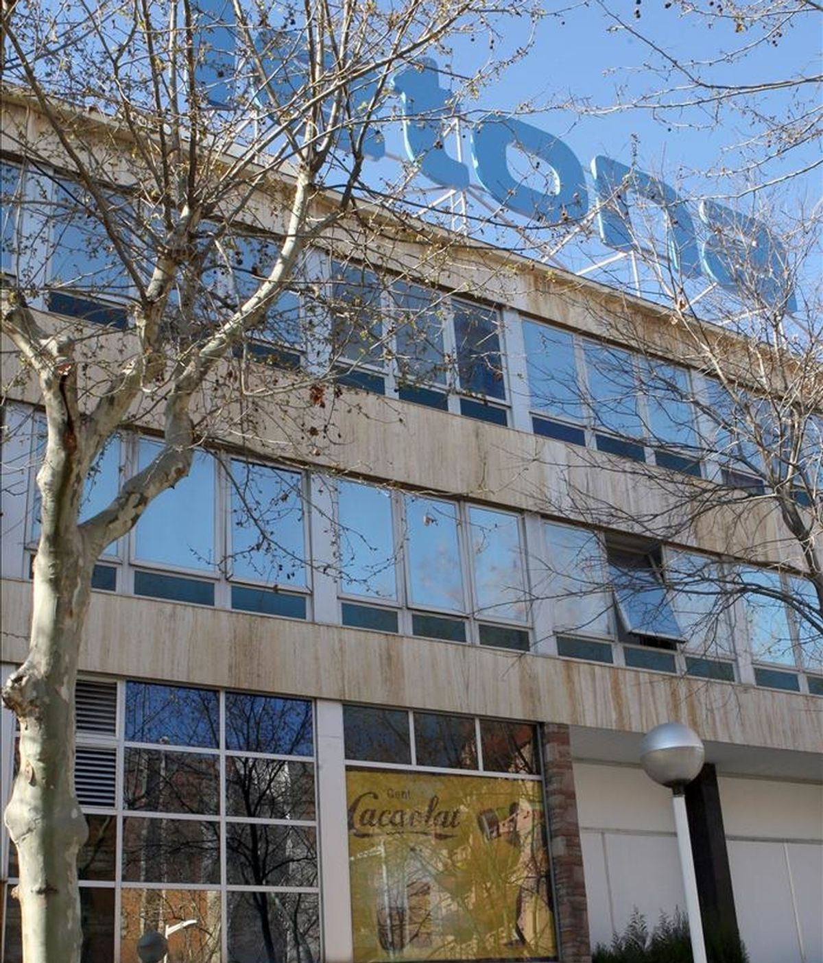 Vista de la fachada de la empresa Cacaolat de Barcelona a la que Nueva Rumasa ha presentado concurso voluntario de acreedores en un juzgado Mercantil de la ciudad. EFE/Archivo