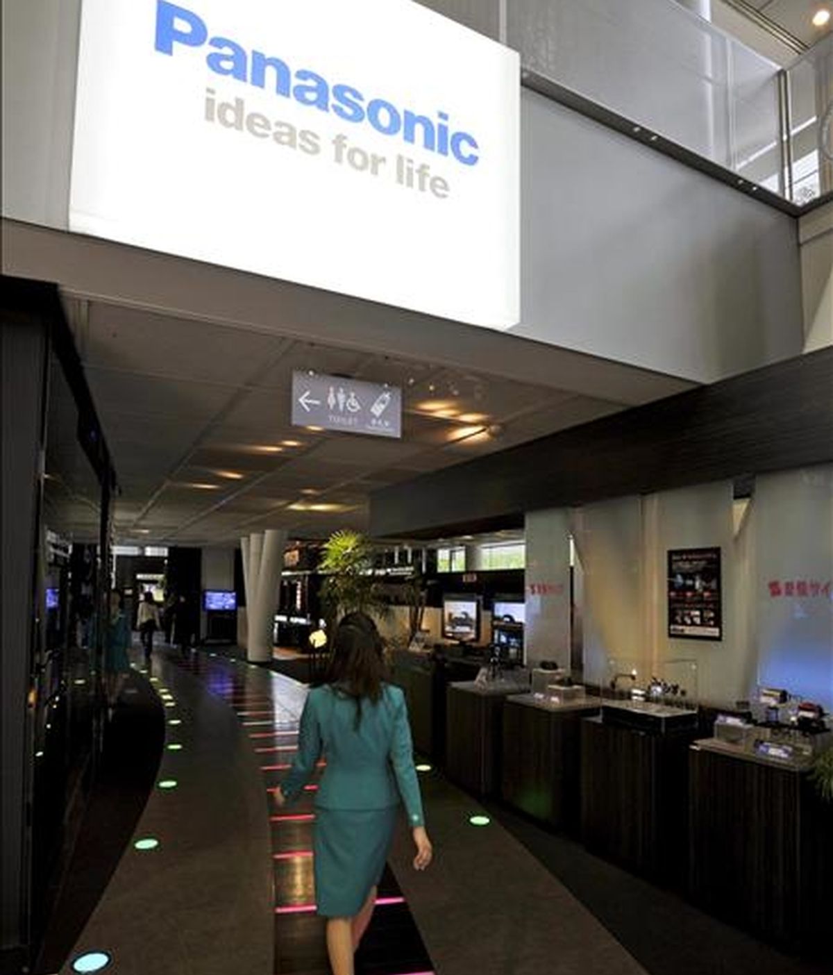 Una empleada de Panasonic camina por un pasillo del Panasonic Center de Tokio (Japón) el pasado mes de mayo. EFE/Archivo