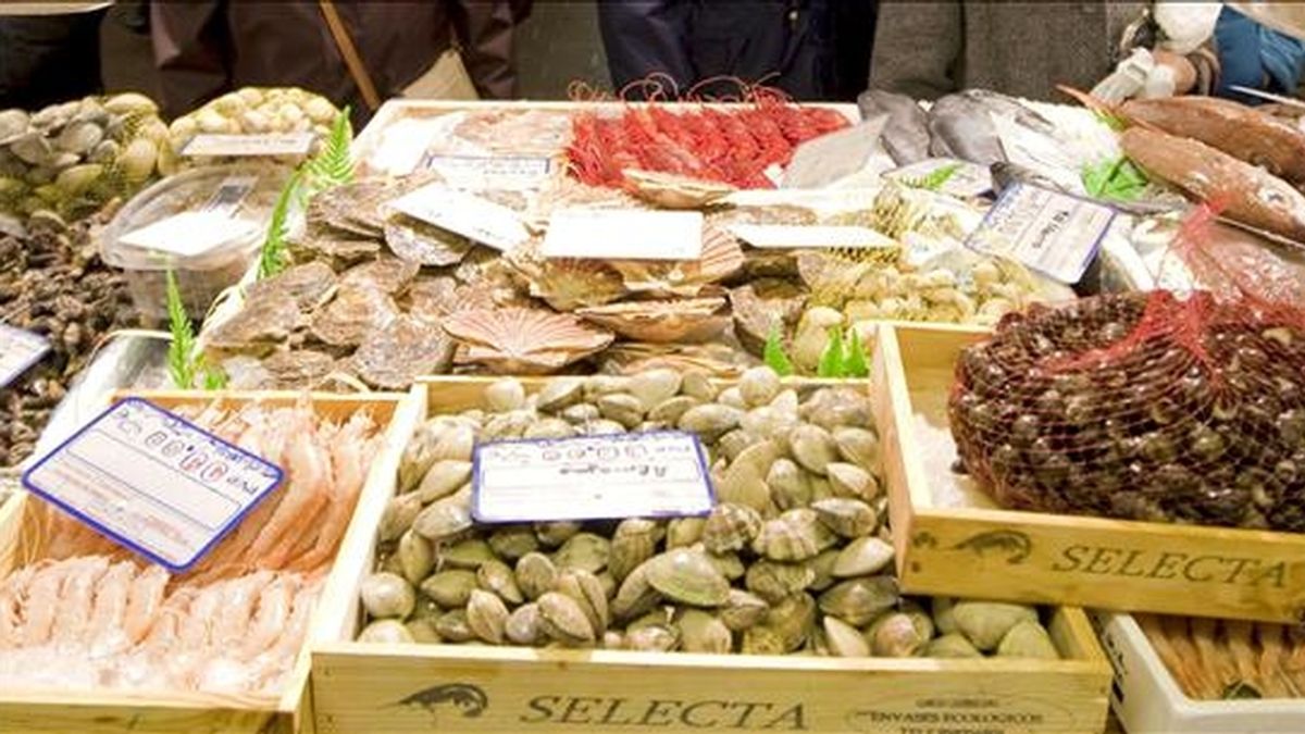 Un grupo de personas hacen cola ante una pescadería en el Mercado de Vitoria. EFE/Archivo