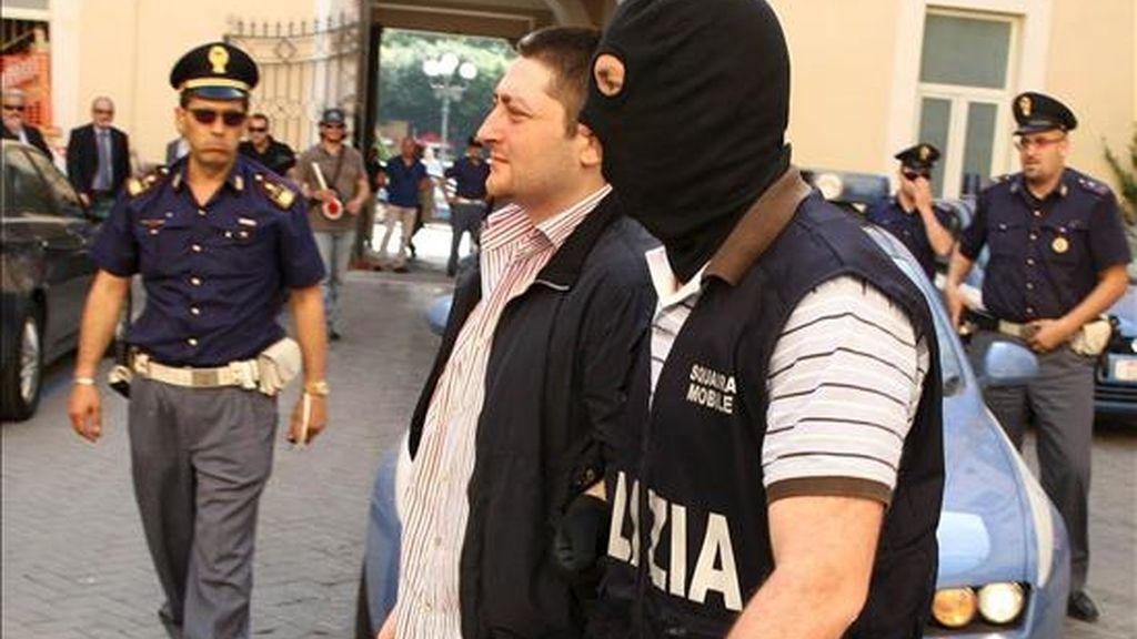 Un policía escolta a Nicola Schiavone (c), considerado el heredero al frente del poderoso clan camorrista de "Los Casaleses", tras su detención en Caserta (Italia), el pasado 15 de junio. Hoy ha sido arrestado el que estaba considerado capo de este sanguinario clan. EFE/Archivo Un policía escolta a Nicola Schiavone (c), considerado el heredero al frente del poderoso clan camorrista de "Los Casaleses", tras su detención en Caserta (Italia), el pasado 15 de junio. Hoy ha sido arrestado el que estaba considerado capo de este sanguinario clan. EFE/Archivo