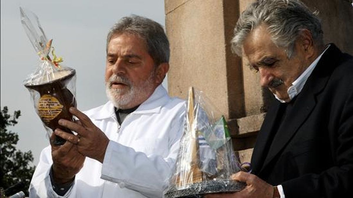 Imagen cedida por la Predidencia de Brasil, del presidente de Brasil, Luiz Inácio Lula da Silva (i), y su homólogo uruguayo, José Mujica (d), este 30 de julio, en una ceremonia en la localidad brasileña de Santana do Livramento, fronteriza con Uruguay. EFE