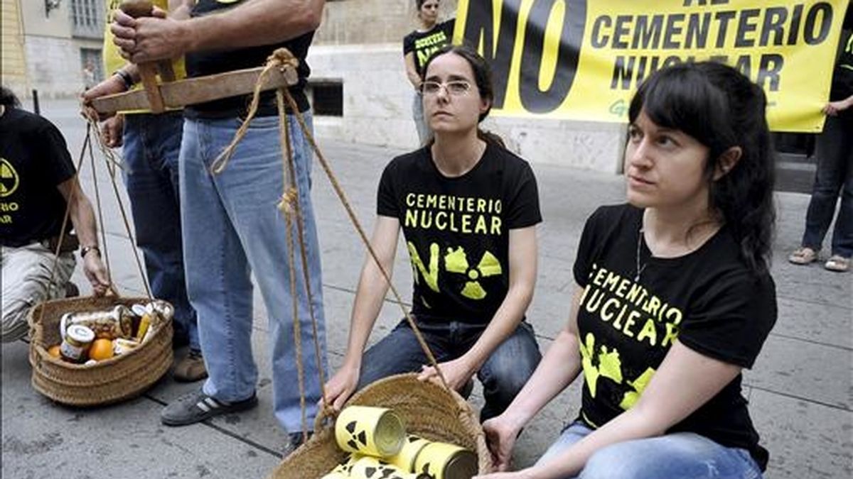 Representantes del colectivo ecologista Greenpeace y la Plataforma contra el Cementerio Nuclear de Zarra durante una concentración a las puertas del Palacio de la Generalitat de Valencia. EFE/Archivo