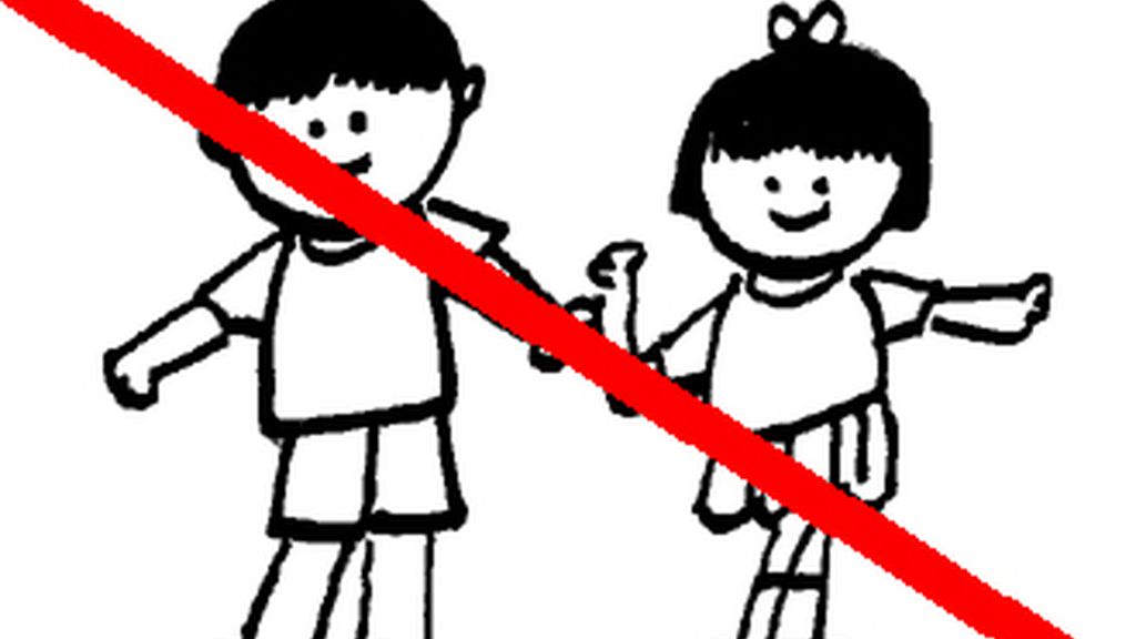 En Firhall, pueblo escocés los residentes sólo pueden tener un perro y nada de niños. Todo por la tranquilidad de sus vecinos. En Firhall, pueblo escocés los residentes sólo pueden tener un perro y nada de niños. Todo por la tranquilidad de sus vecinos.