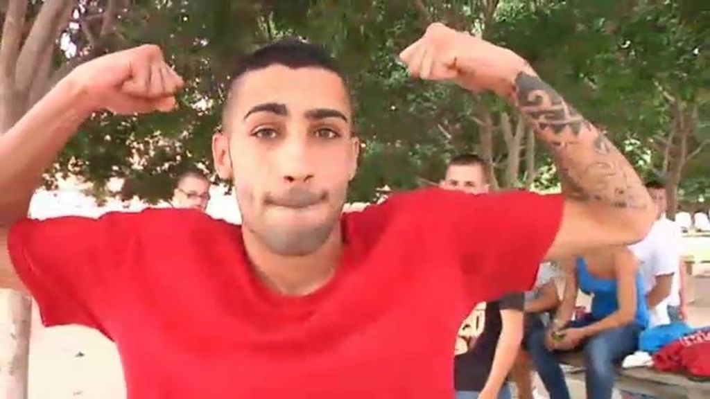 Un joven se “lía” un porro