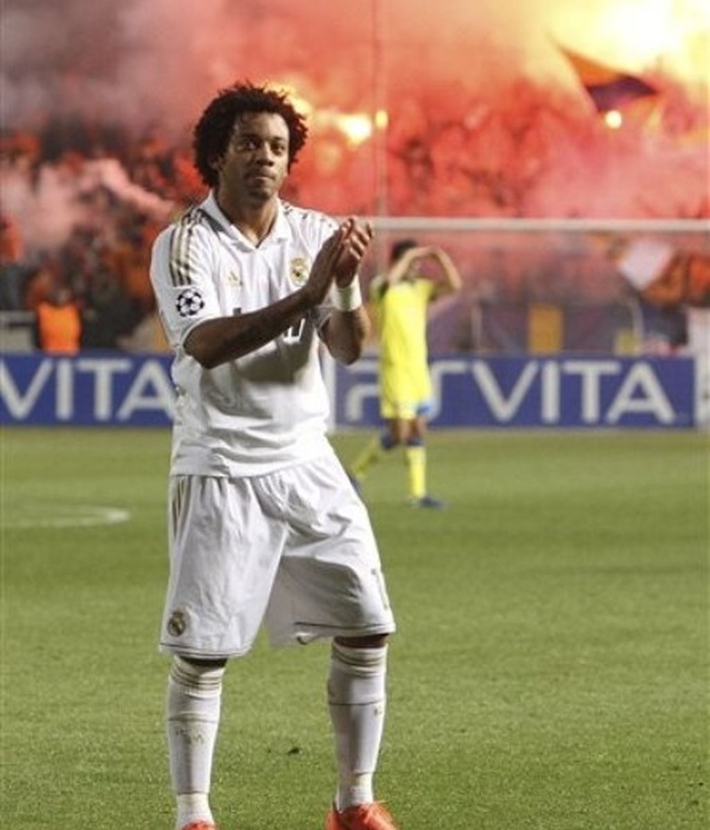 Marcelo aplaude a los madridistas ue vieron en Chipre la victoria blanca ante el Apoel