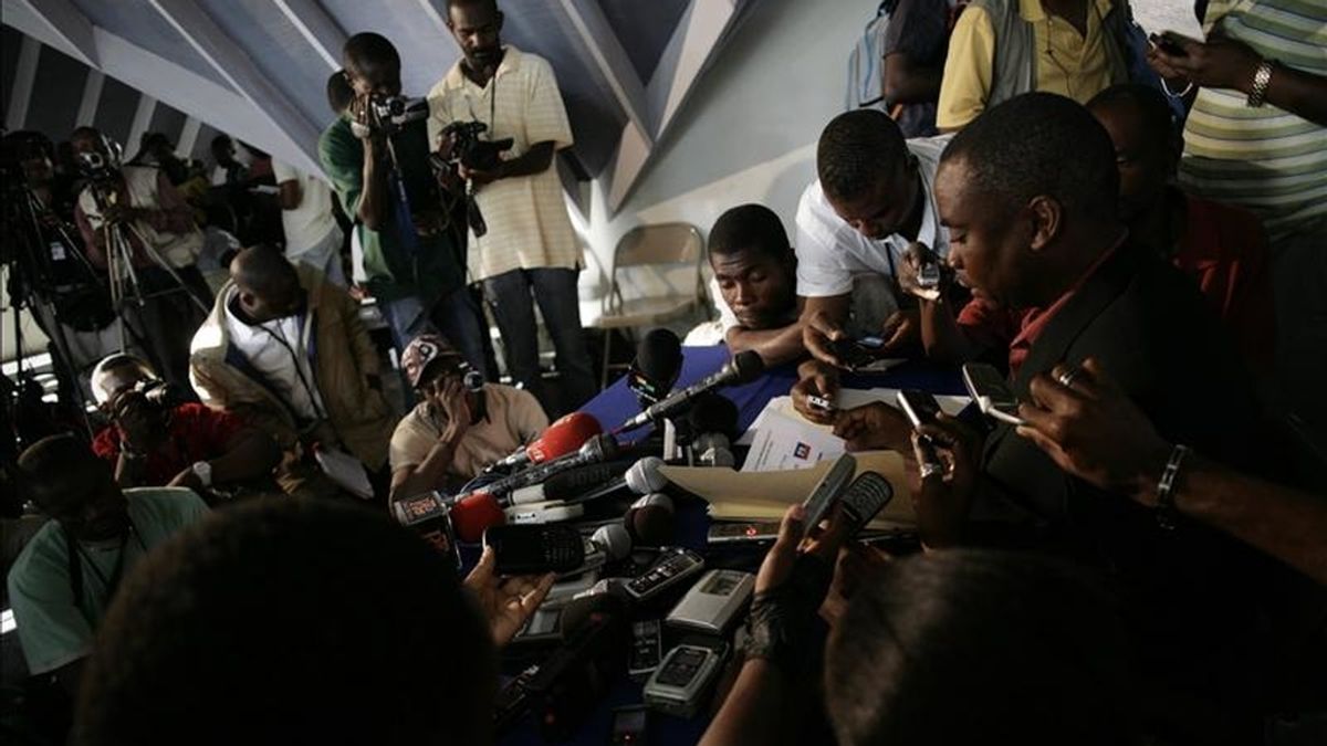 El portavoz del Consejo Electoral Provisional (CEP) de Haití, Richardson Dumesle (d), habla durante una conferencia de prensa en la que anunció que los candidatos Mirlande Manigat y Michel Martelly disputarán la segunda vuelta de las elecciones presidenciales, luego de evaluar los resultado de la primera ronda. EFE El portavoz del Consejo Electoral Provisional (CEP) de Haití, Richardson Dumesle (d), habla durante una conferencia de prensa en la que anunció que los candidatos Mirlande Manigat y Michel Martelly disputarán la segunda vuelta de las elecciones presidenciales, luego de evaluar los resultado de la primera ronda. EFE