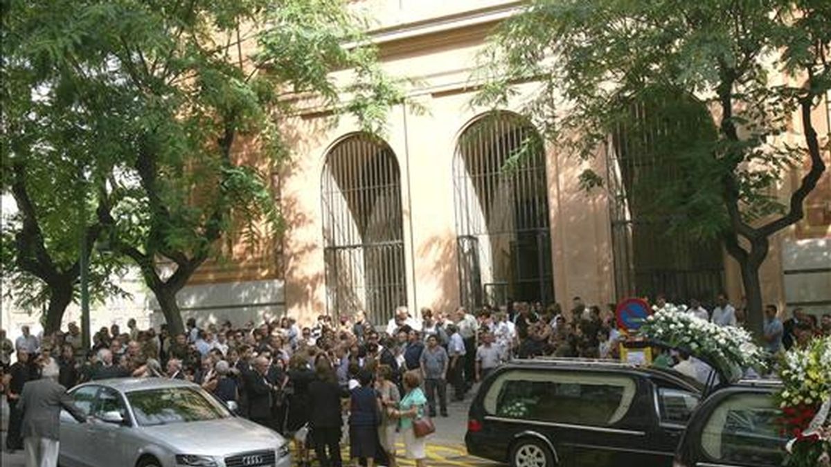 Unas 200 personas a las puertas de la iglesia de Sant Pau de Tarragona donde hoy se ha celebrado el funeral en memoria de Clara Zapater, la joven fallecida el pasado sábado, día 24, en el trágico accidente ocurrido en la "Loveparade" de Duisburgo (Alemania). EFE