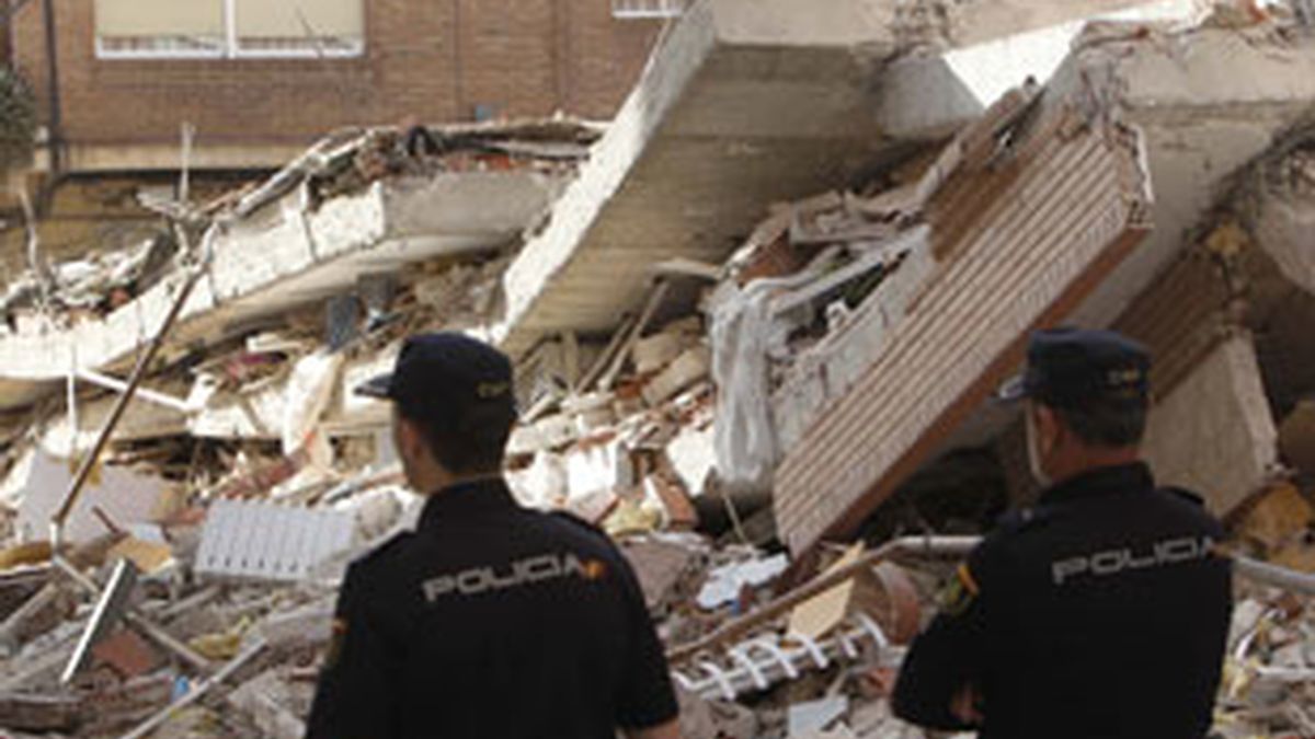Dos agentes observan los destrozos causados por el temblor. Foto: AP