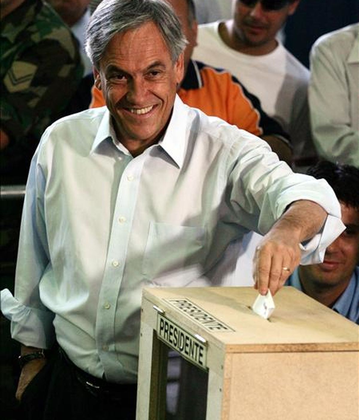Según los más recientes sondeos, Piñera (en la imagen) tiene un apoyo popular del 35%, seguido del candidato socialista independiente Marco Enríquez-Ominami (26%) y de Frei (22%). EFE/Archivo