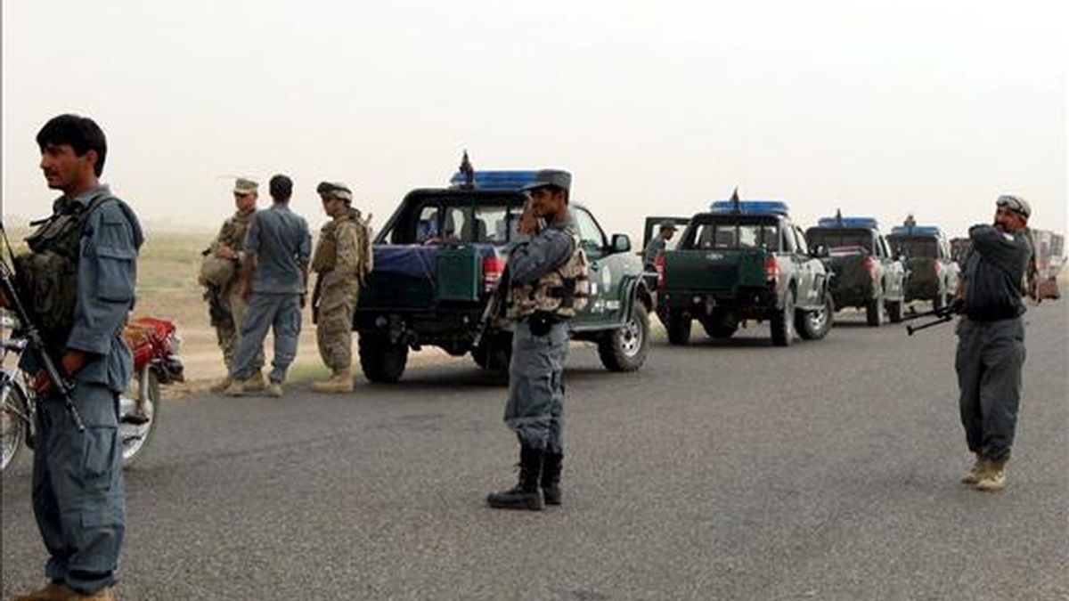 La policía afgana patrulla la escena de un tiroteo con talibanes en Helmand, Afganistán registrado ayer martes 13 de julio. EFE/Archivo