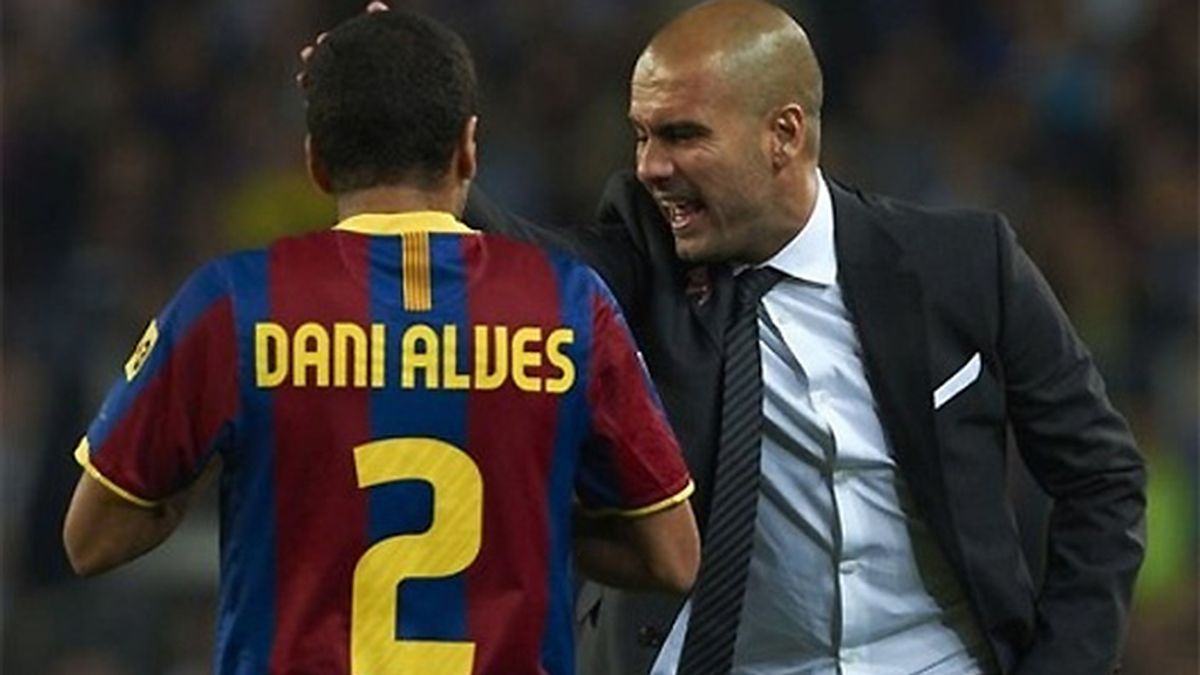 Guardiola felicita a Alves tras un gol esta temporada. FOTO: AP.