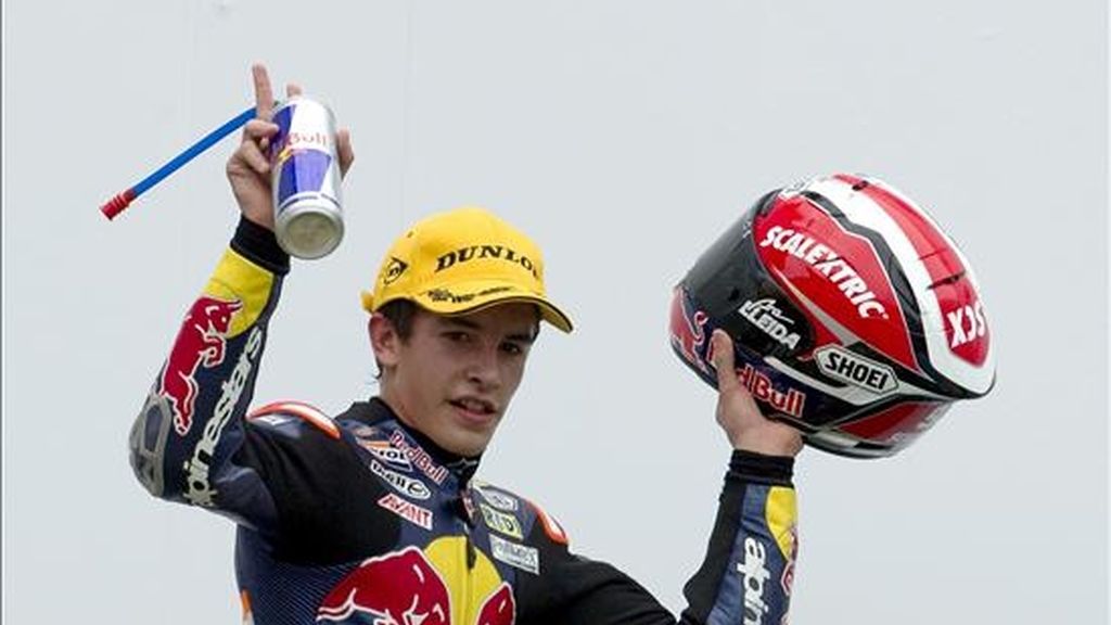 El piloto español Marc Marquez celebra su victoria en el Gran Premio de Malasia de 125 c.c. que se disputó en el circuito de Sepang, en las afueras de Kuala Lumpur, Malasia, el pasado 10 de octubre. EFE El piloto español Marc Marquez celebra su victoria en el Gran Premio de Malasia de 125 c.c. que se disputó en el circuito de Sepang, en las afueras de Kuala Lumpur, Malasia, el pasado 10 de octubre. EFE