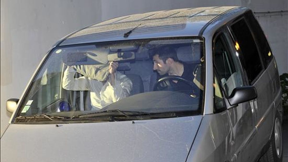 Un vehículo policial sale de la oficina principal de la brigada de investigación financiera el pasado 16 de julio, en París (Francia). EFE