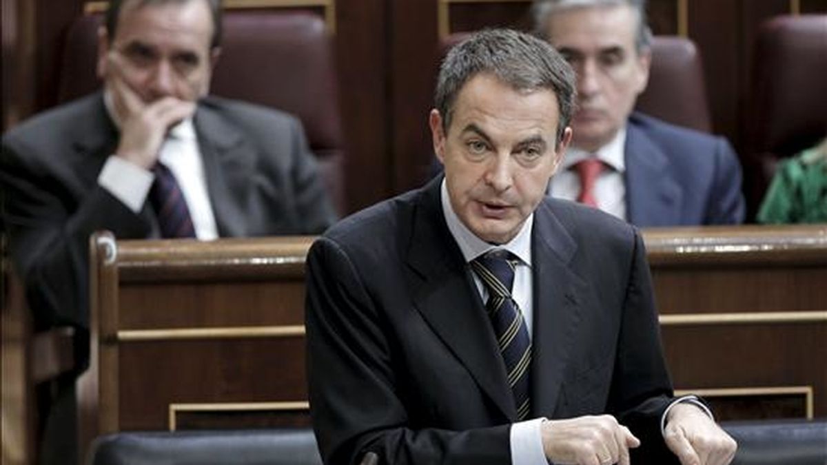 El presidente del Gobierno, José Luis Rodríguez Zapatero, durante su intervención en la sesión de control al Ejecutivo, hoy en el Congreso de los Diputados. EFE