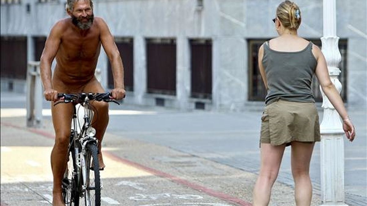 Condenan a 1 año al ciclista que pasea desnudo por San Sebastián por exhibirse. EFE/Archivo