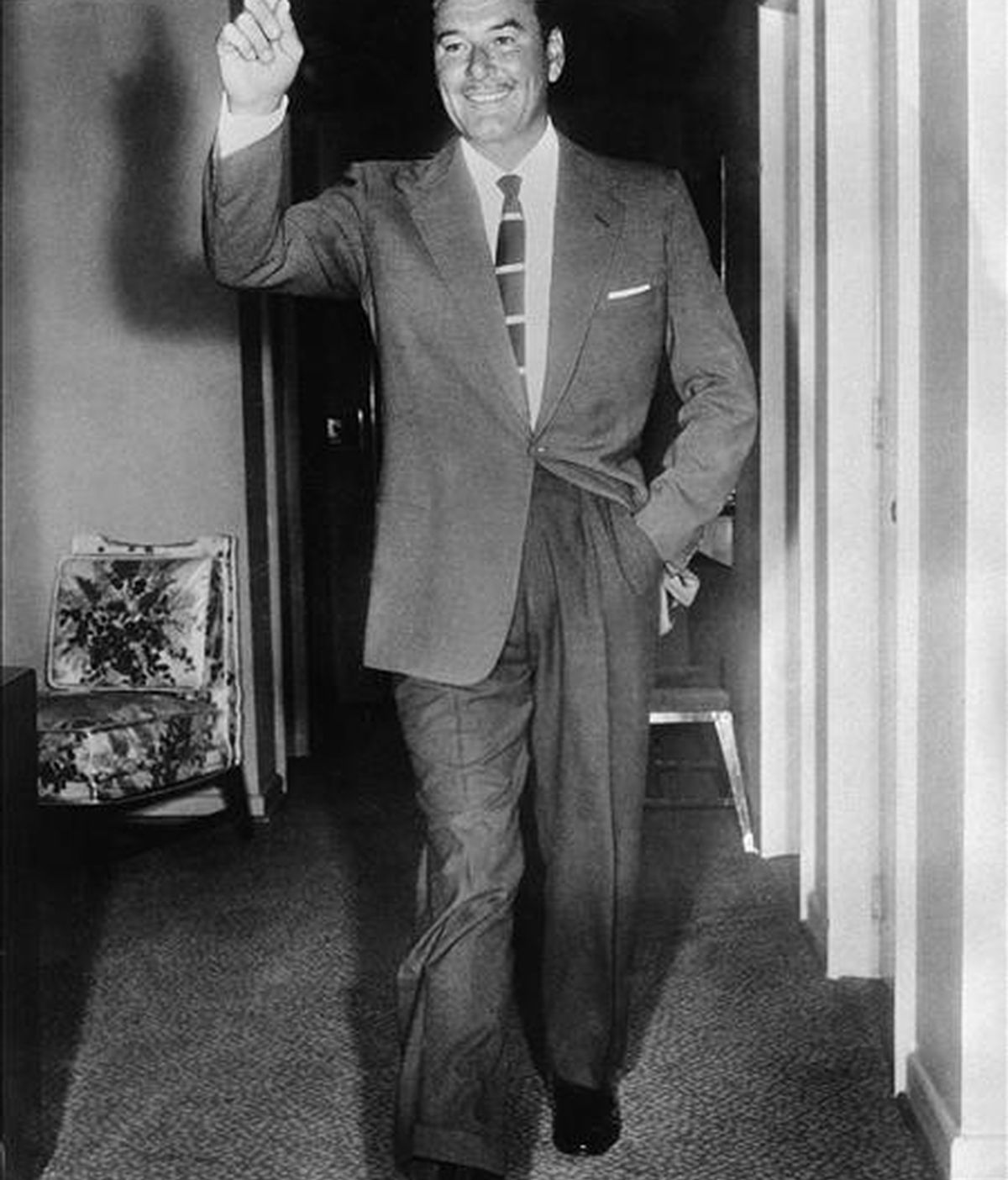 En la foto de archivo (1958), el actor australiano Errol Flynn, que conquistó la fama gracias a su participación en películas como "El capitán Blood" (1935), "La carga de la brigada ligera" (1936) o "Robin de los bosques" (1938). Los ecos de las espadas que empuñó y las juergas que se corrió Errol Flynn, el gran dandi seductor de la época dorada de Hollywood, tan atractivo como mujeriego, aún resuenan en la meca del cine cuando se cumplen mañana cien años de su nacimiento. EFE/Archivo
