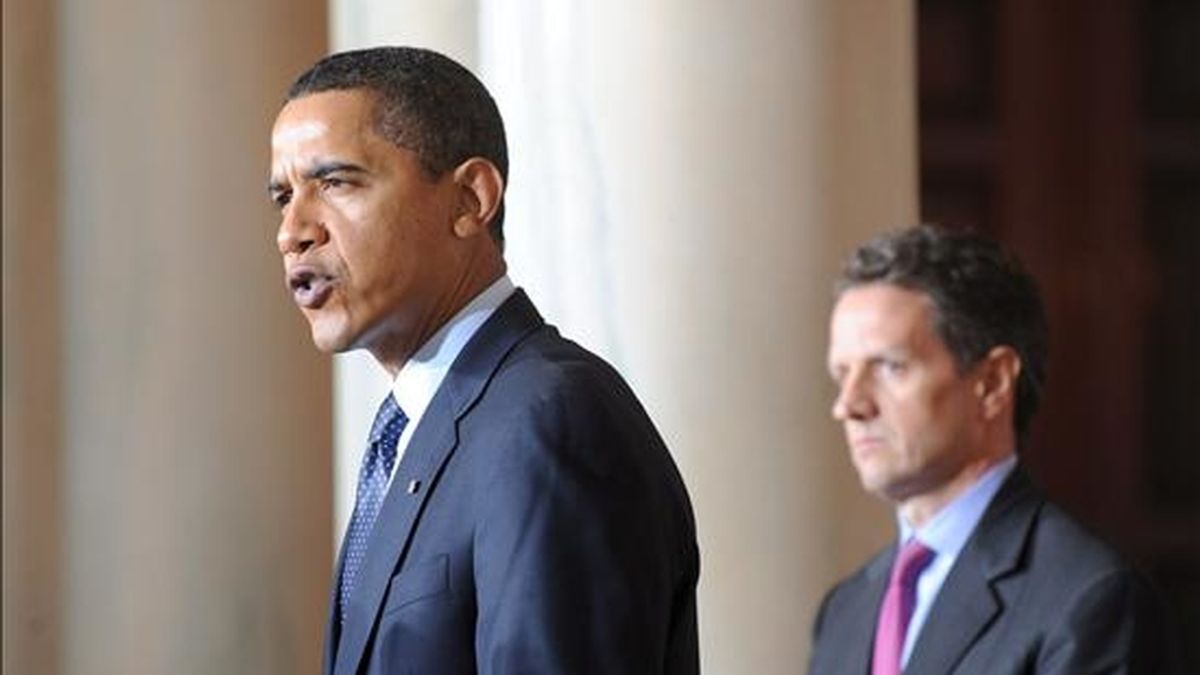 El presidente estadounidense Barack Obama habla junto al secretario del Tesoro Timothy Geithner (dcha), durante el anuncio de la imposición de límites salariales a los directivos de las empresas que reciban nuevas ayudas económicas del plan de rescate financiero en vigor desde octubre pasado. EFE