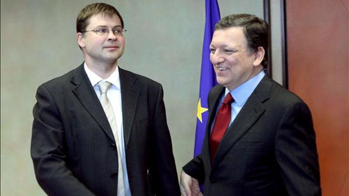 El presidente de la Comisión Europea, José Manuel Barroso (d), conversa con el primer ministro letón, Valdis Dombrovskis, antes de un almuerzo de trabajo en la sede de la Comsión en Bruselas (Bélgica), el 10 de junio de 2009. EFE/Olivier Hoslet